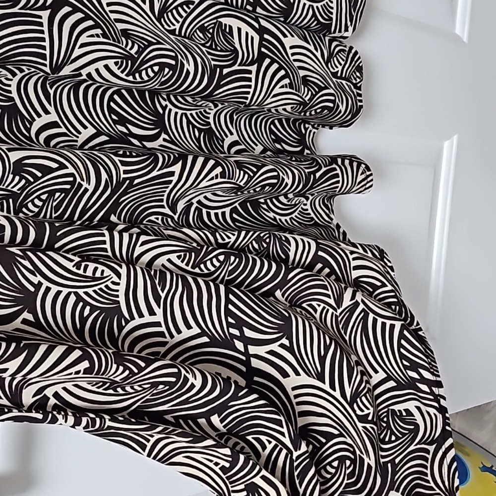 Pretty & Comfy Perceptions Long Poly/Spandex Abst… - image 4